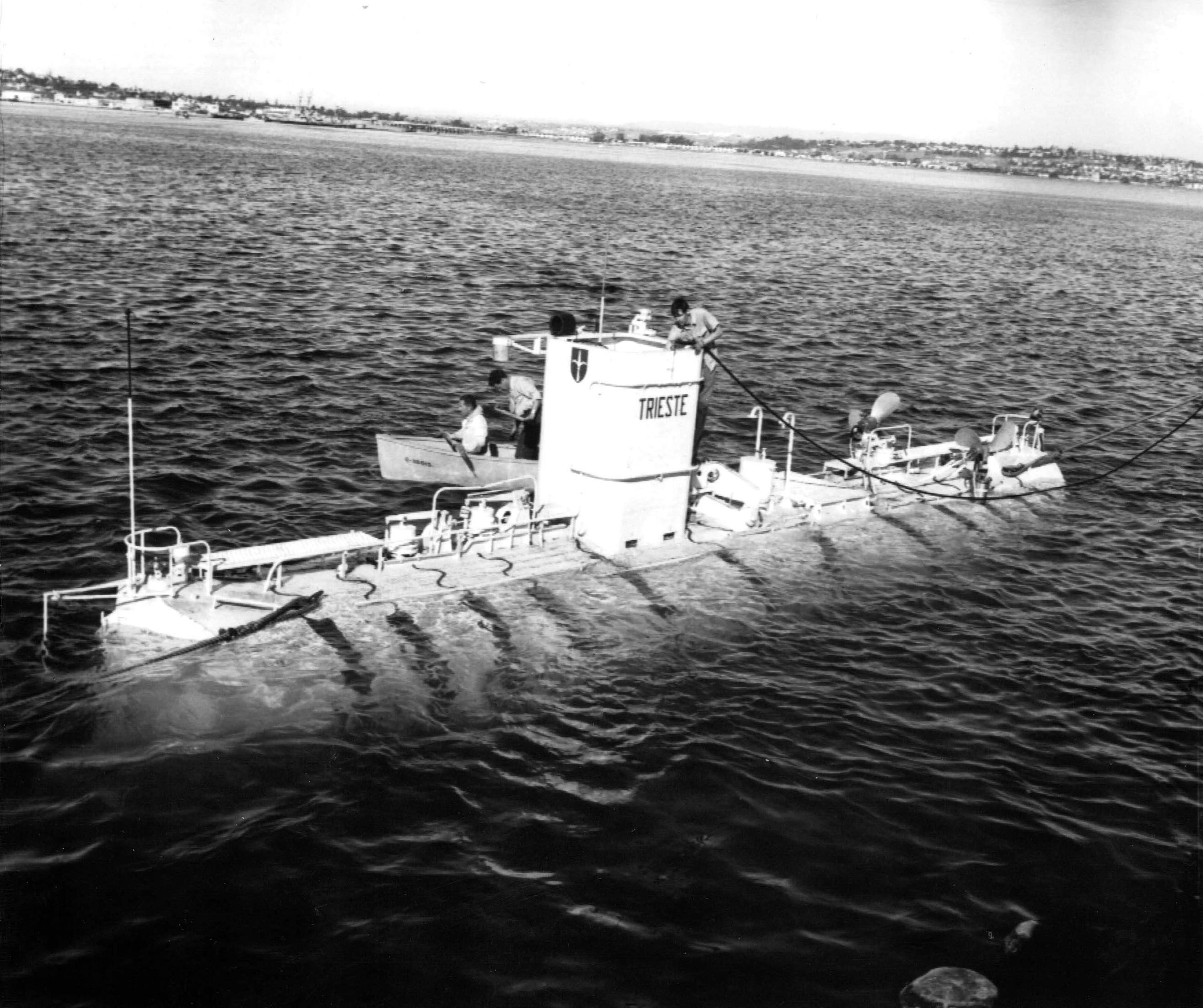 mariana trench trieste submarine